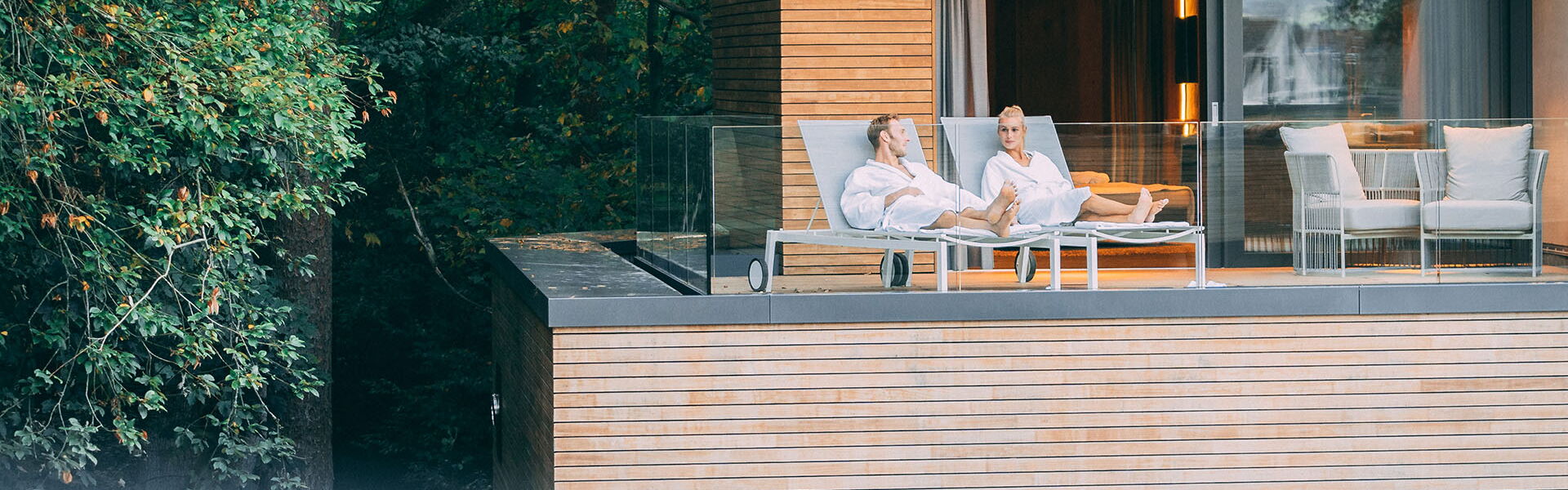Ein Paar auf der Terrasse einer WALDsuite