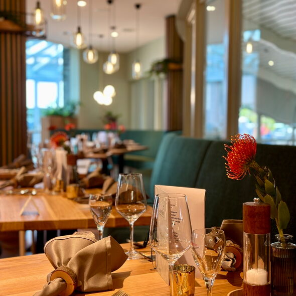 Der Gastraum im Garden Restaurant im Vital Hotel mit Blick auf die Westfalen Therme