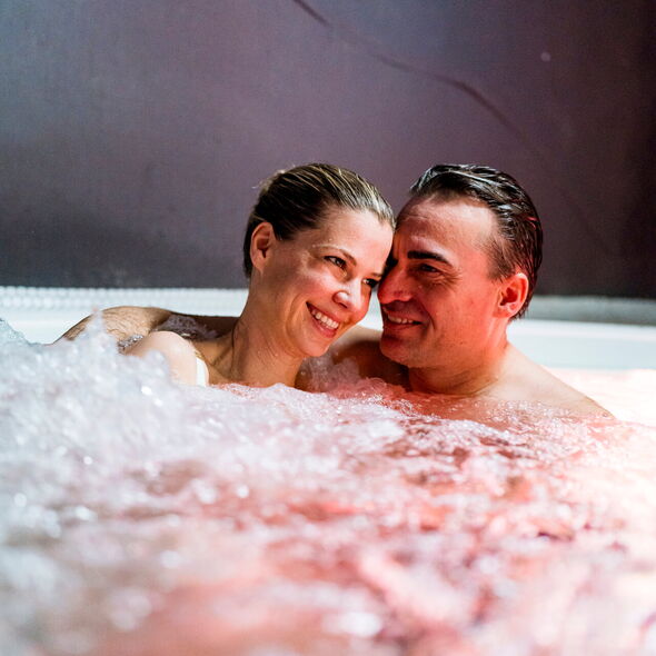 Paar im Whirlpool in den Erlebniswelten der Westfalen Therme