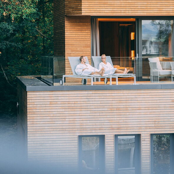 Ein Paar auf der Terrasse einer WALDsuite