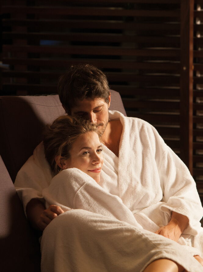 Paar in der Asis Lounge der Westfalen Therme