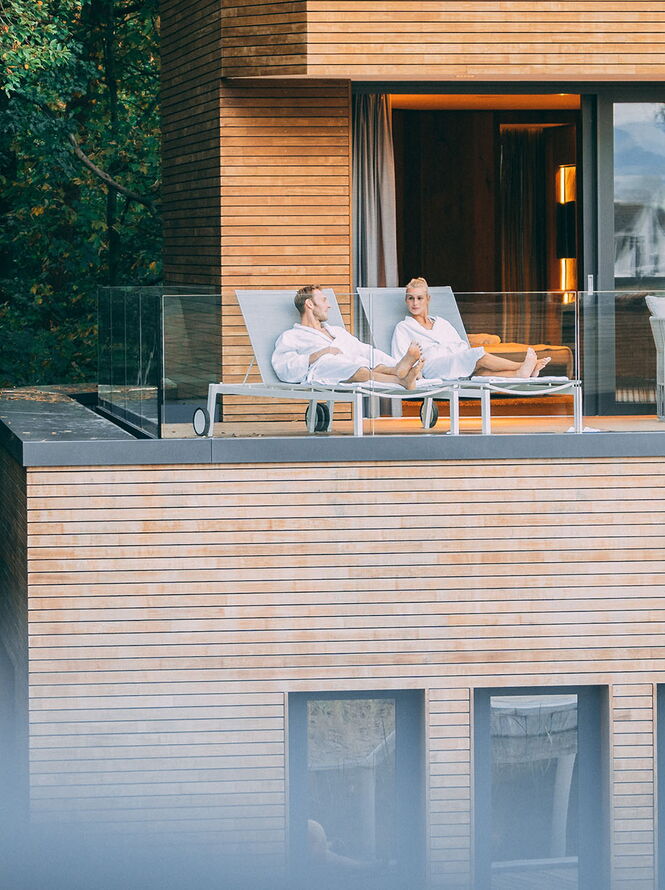 Ein Paar auf der Terrasse einer WALDsuite
